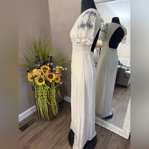 Soieblu • Short Sleeve V-Neck Mixed Lace Sheath Dress - Picture 13 of 16